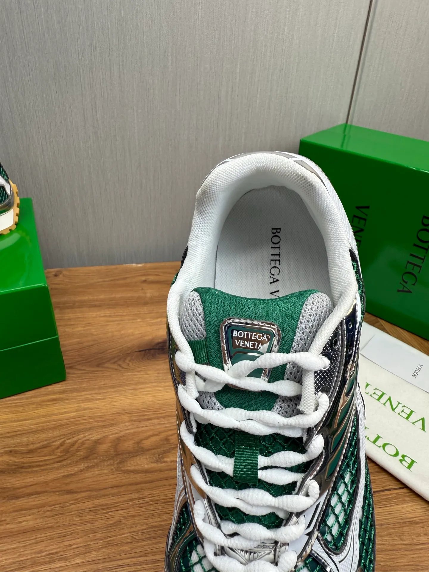 Men's men's shoes 💰620💰 BV top version 𝘽𝙊𝙏𝙏𝙀𝙂𝘼 𝙑𝙀𝙉𝙀𝙏𝘼 Orbit sneakers Wang Yibo same style couple style dad shoes 🩷💚 Runner sneakers, made of lightweight technical mesh fabric. Features a geometric patterned rubber outsole. Pay attention to the package craftsmanship ❕ High version shipping ❗️ Very nice, durable to play with and durable to make ✔️ Standard version 💯💯 The outsole is made of color-blocked TPU outsole. Women’s model 35-41 (40 41 customized) Men’s model 39-46 (45.46 customized) Equipped with original packaging